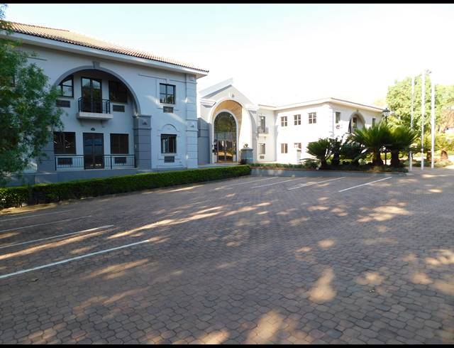2,355M² OFFICE TO LET IN HYDE PARK